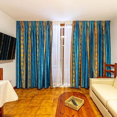 As De Casas - Studio On The Golden Mile *